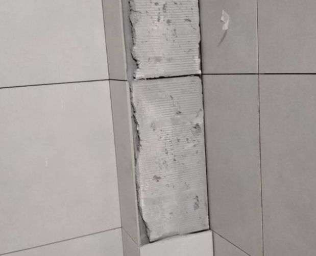 涿鹿瓷砖空鼓维修公司分享下瓷砖施工前基层浇水润湿程度不足，可能导致以下问题